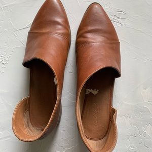 Universal Thread flats